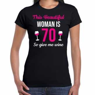 Verjaardag cadeau t shirt 70 jaar this beautiful woman is 70 give wine zwart dames